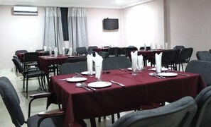 2 restaurants, breakfast, lunch, dinner served; local cuisine - Tyco City Hotel (Sunyani)