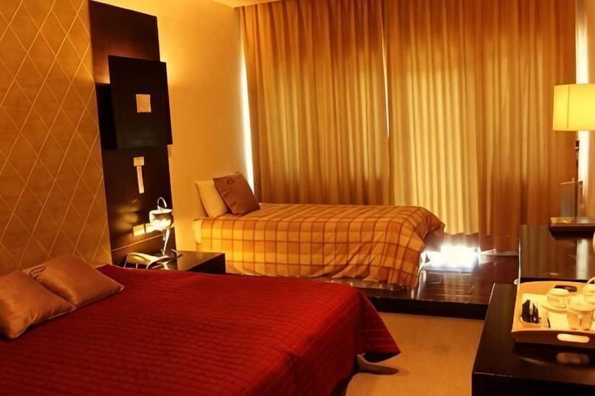 Escritorio, cortinas blackout, wifi gratis y decoración personalizada