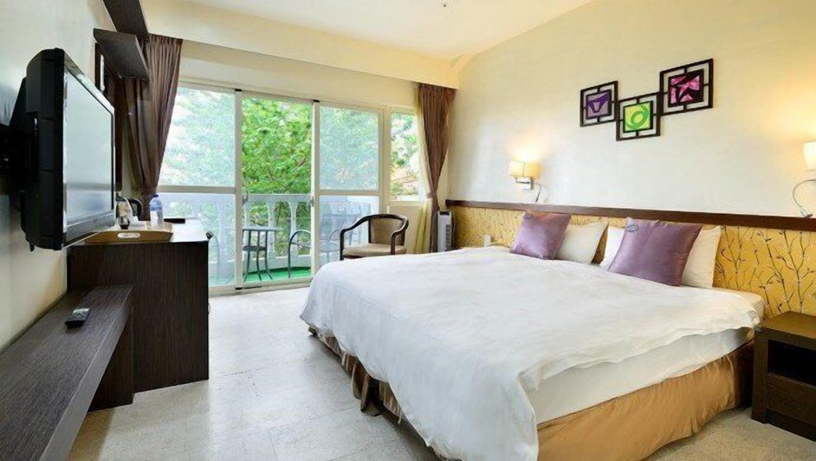 Individually decorated, desk, blackout drapes, free WiFi