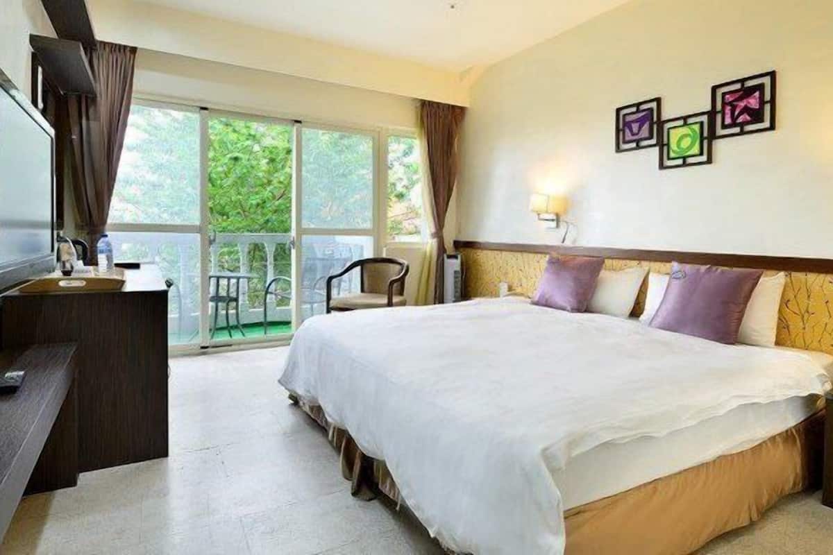 Individually decorated, desk, blackout drapes, free WiFi