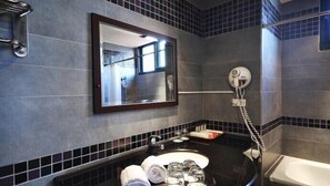 Ducha, artículos de tocador gratuitos, secador de pelo, toallas