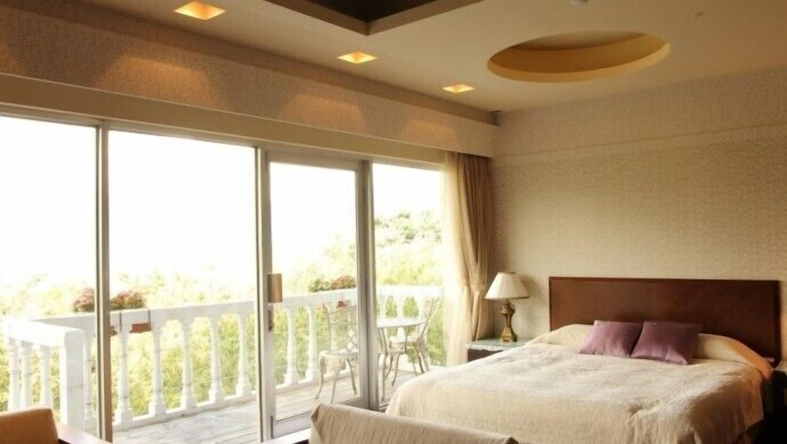 Didekorasi berbeda-beda, meja kerja, dan tirai kedap cahaya