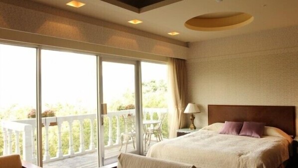 Decoración personalizada, escritorio, cortinas blackout y wifi gratis 