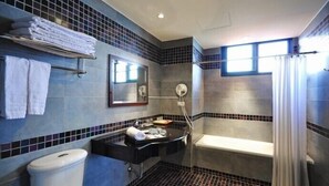 A bathroom with a shower, toilet, sink, and a mirror. - Cingjing Guest House (Ren'ai)