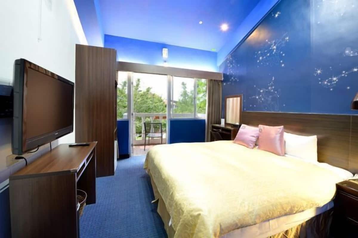 Individually decorated, desk, blackout drapes, free WiFi