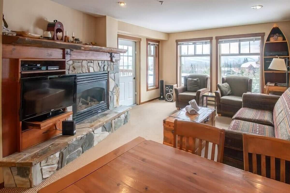 Snow Creek Lodge #217 | Living area