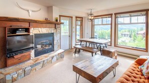 Apartment (Snow Creek Lodge #317) | Essbereich im Zimmer