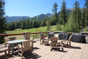 BBQ/picnic area - Snow Creek Lodge by Fernie Lodging Co (Fernie)