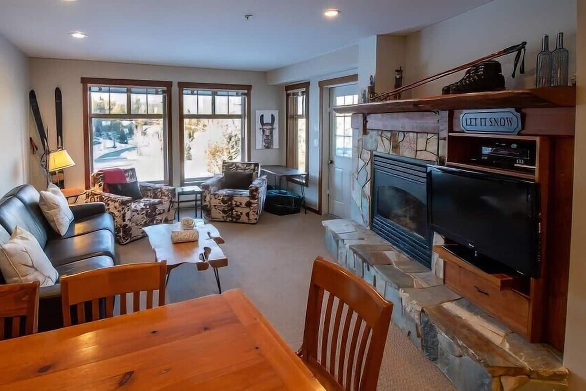 Snow Creek Lodge #318 | Living area