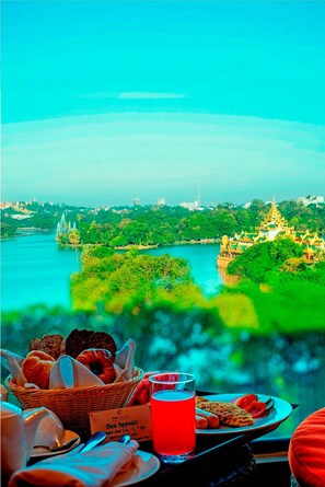 ห้องพรีเมียร์ (Lake View Corner	) | วิวทะเลสาบ