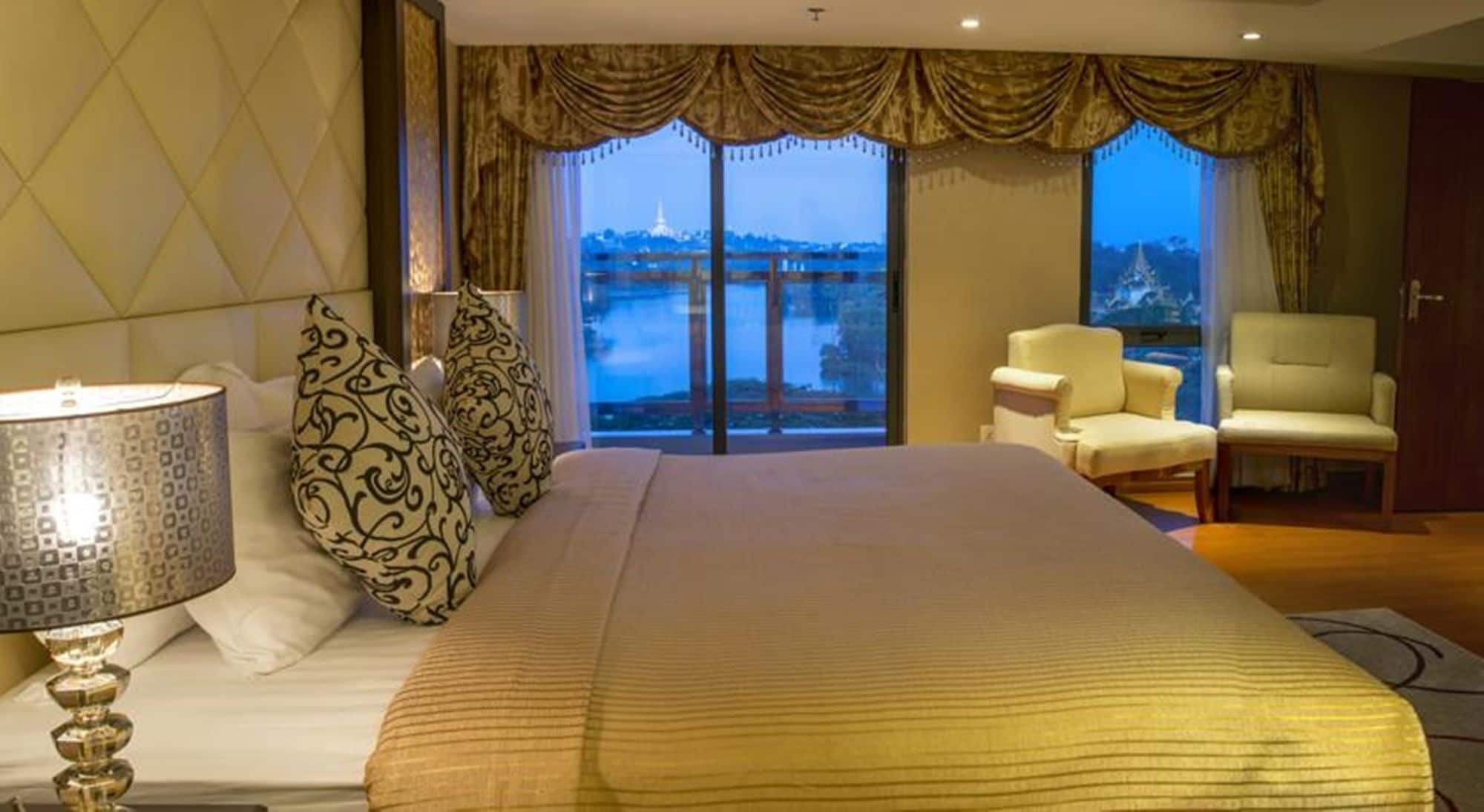 Minibar, caja fuerte, escritorio y cortinas opacas