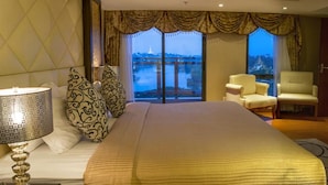 Minibar, in-room safe, desk, blackout drapes - Esperado Lake View Hotel (Yangon)