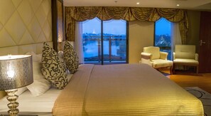 Minibar, värdeförvaringsskåp på rummet och skrivbord