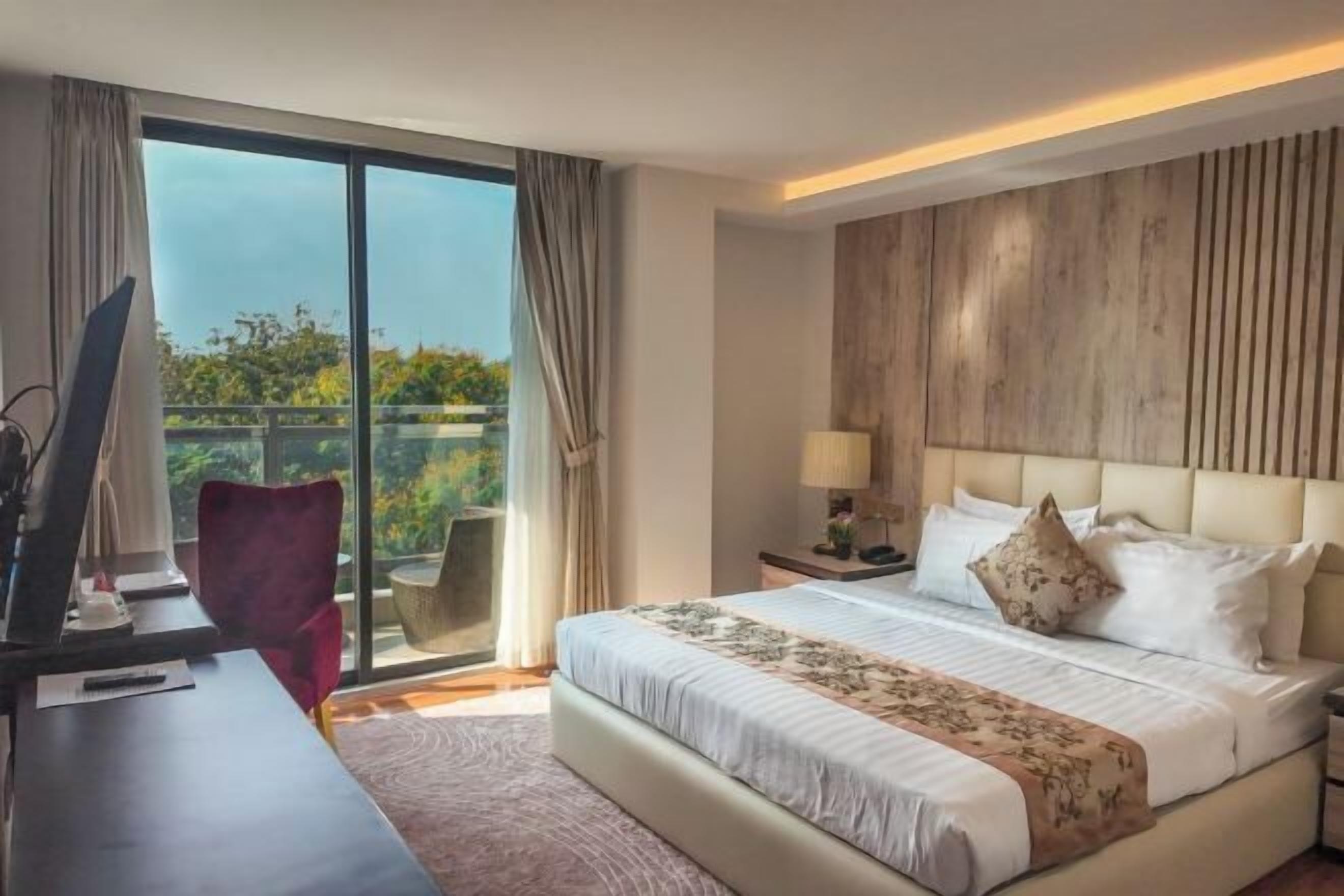 Minibar, coffres-forts dans les chambres, bureau, rideaux occultants