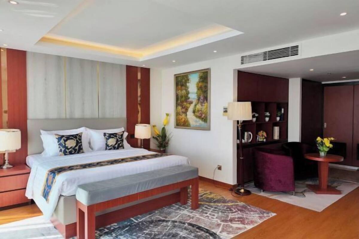 Minibar, coffres-forts dans les chambres, bureau, rideaux occultants