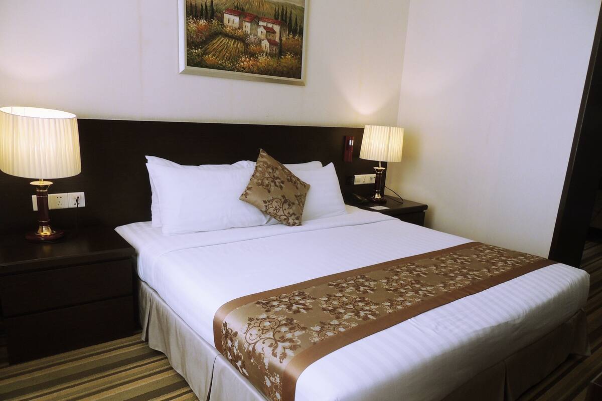 Deluxe Double Room | Minibar, in-room safe, desk, blackout drapes