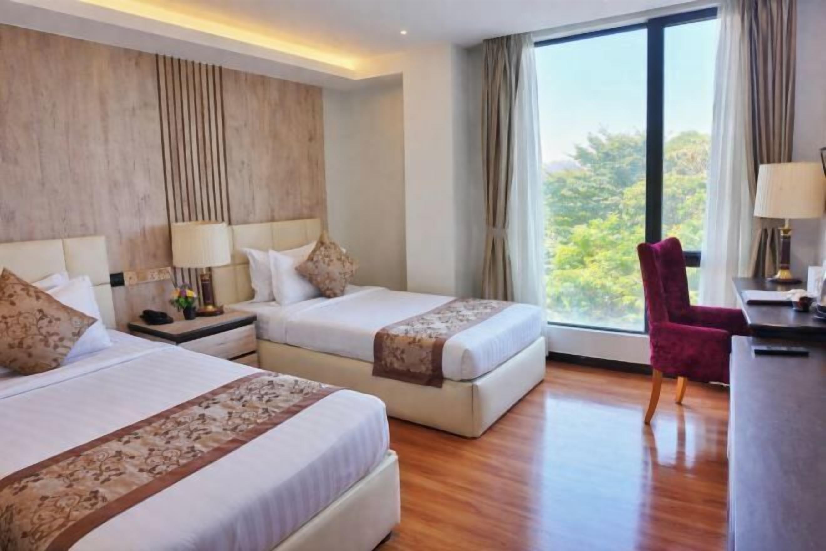 Minibar, coffres-forts dans les chambres, bureau, rideaux occultants