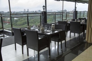 บริการอาหารเช้า อาหารกลางวัน อาหารเย็น, อาหารท้องถิ่นและนานาชาติ