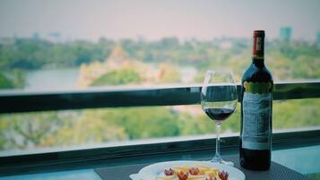 Breakfast, lunch, dinner served; local and international cuisine