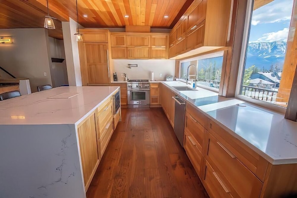 Cabaña | Cocina privada | Refrigerador con congelador, microondas, horno y parrilla de estufa