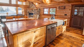 Cabin | Private kitchen | Full-sized fridge, microwave, oven, stovetop