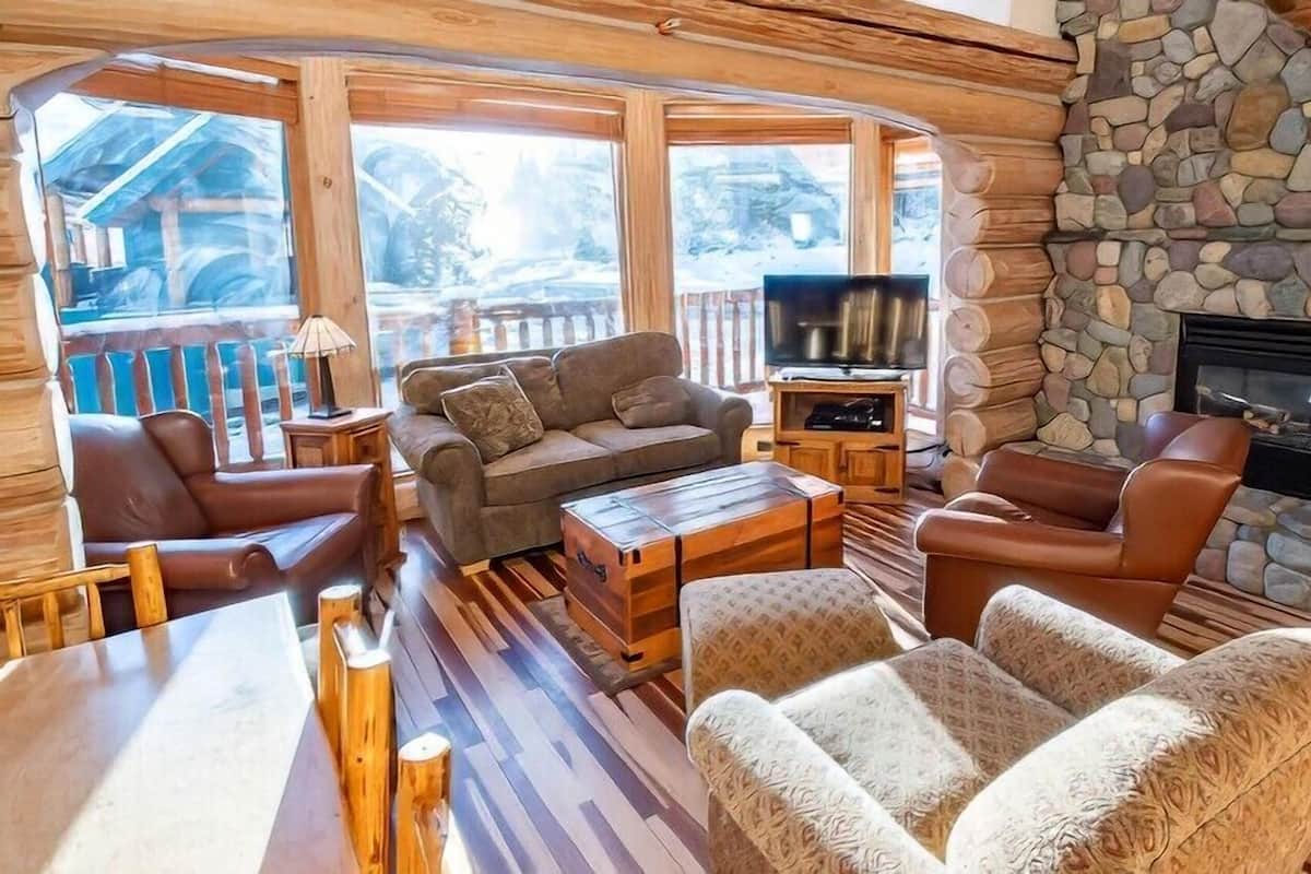 Ferienhütte | Wohnbereich | Flachbildfernseher, Kamin, Tischtennisplatte