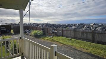 Casa de campo, vista para a baía, de frente para o oceano | Terraço/pátio