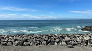 Un rivage rocheux où les vagues s’écrasent contre les rochers.