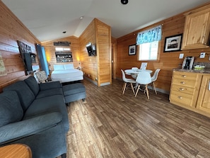 Cottage, 1 Queen Bed, Jetted Tub | Soundproofing, iron/ironing board, free WiFi, bed sheets - Westport Marina Cottages (Westport)