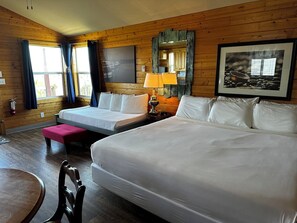 King Suite, Ramp Accessible  | ห้องเก็บเสียง, เตารีด/โต๊ะรีดผ้า, Wi-Fi ฟรี, ผ้าปูที่นอน