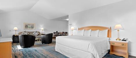 Sviitti, 1 suuri parisänky, parveke, järvinäköala | Ylelliset vuodevaatteet, pillowtop-patjalliset sängyt, työpöytä