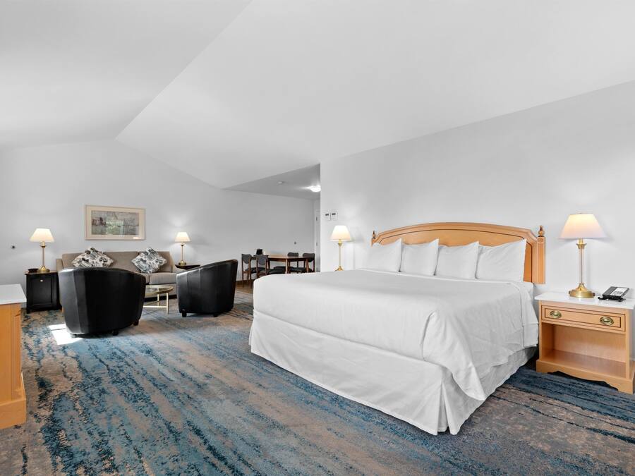 Phòng Suite, 1 giường cỡ king, ban công, quang cảnh hồ | Bộ đồ giường cao cấp, nệm có lớp đệm bông, bàn