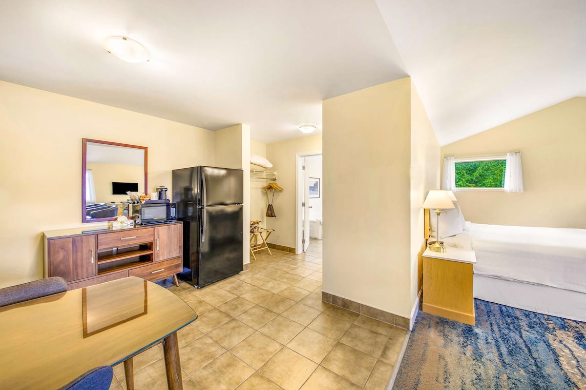 suite, 1 king bed, balcony, lake view | premium bedding, desk, laptop workspace, soundproofing