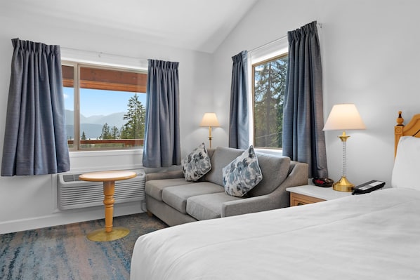 Suite, 1 King Bed, Balcony, Lake View
