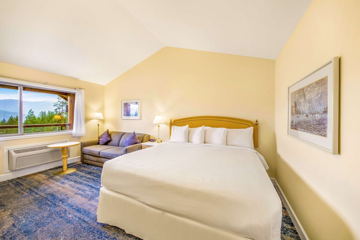 standard room, 1 king bed, balcony, lake view | premium bedding, desk, laptop workspace, soundproofing