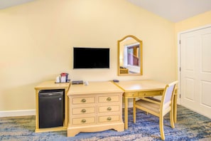Standard Room, 1 King Bed, Balcony, Lake View | Premium bedding, desk, laptop workspace, soundproofing