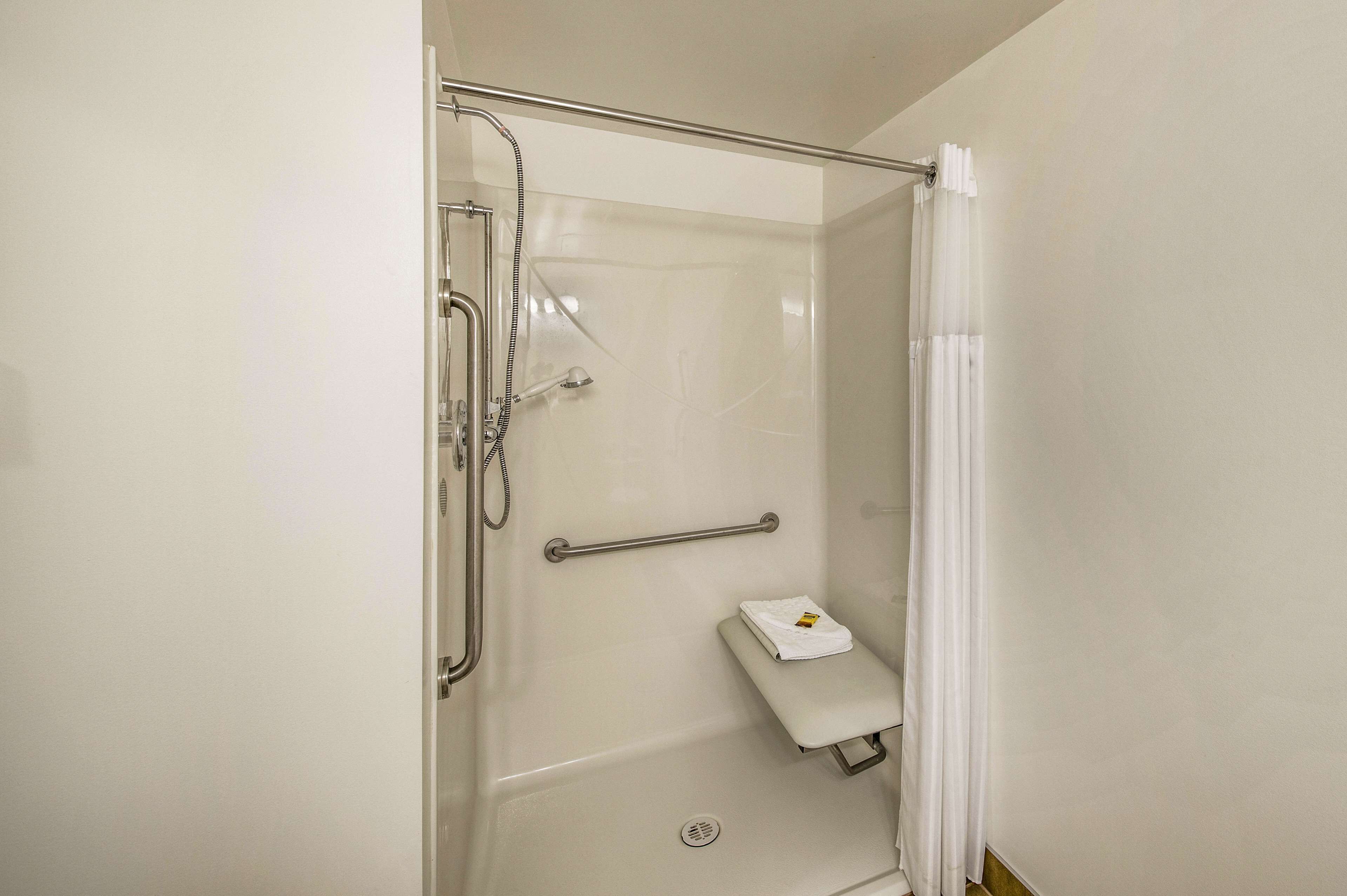 standard room, 1 king bed, accessible, lake view | bathroom | combined shower/bathtub, free toiletries, towels