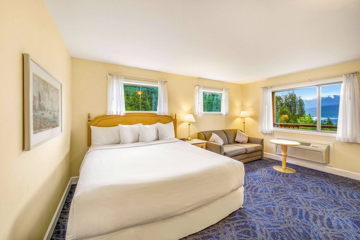 standard room, 1 king bed, non smoking | premium bedding, desk, laptop workspace, soundproofing