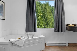 Suite, 1 Katil Raja (King), Balcony, Lake View | Bilik Mandi | Gabungan pancuran/tab mandi, kelengkapan dandanan diri percuma 