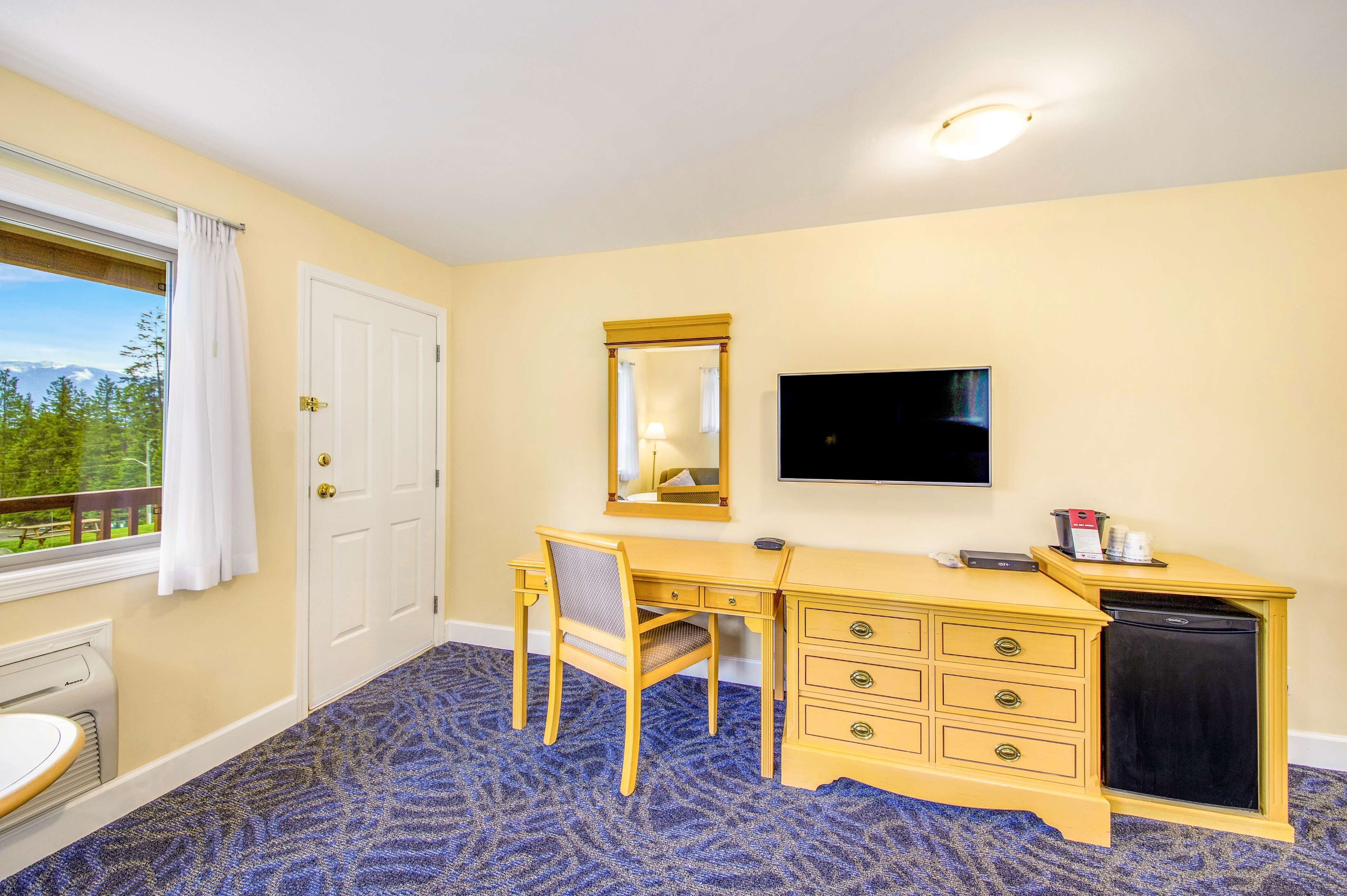 standard room, 1 king bed, non smoking | premium bedding, desk, laptop workspace, soundproofing