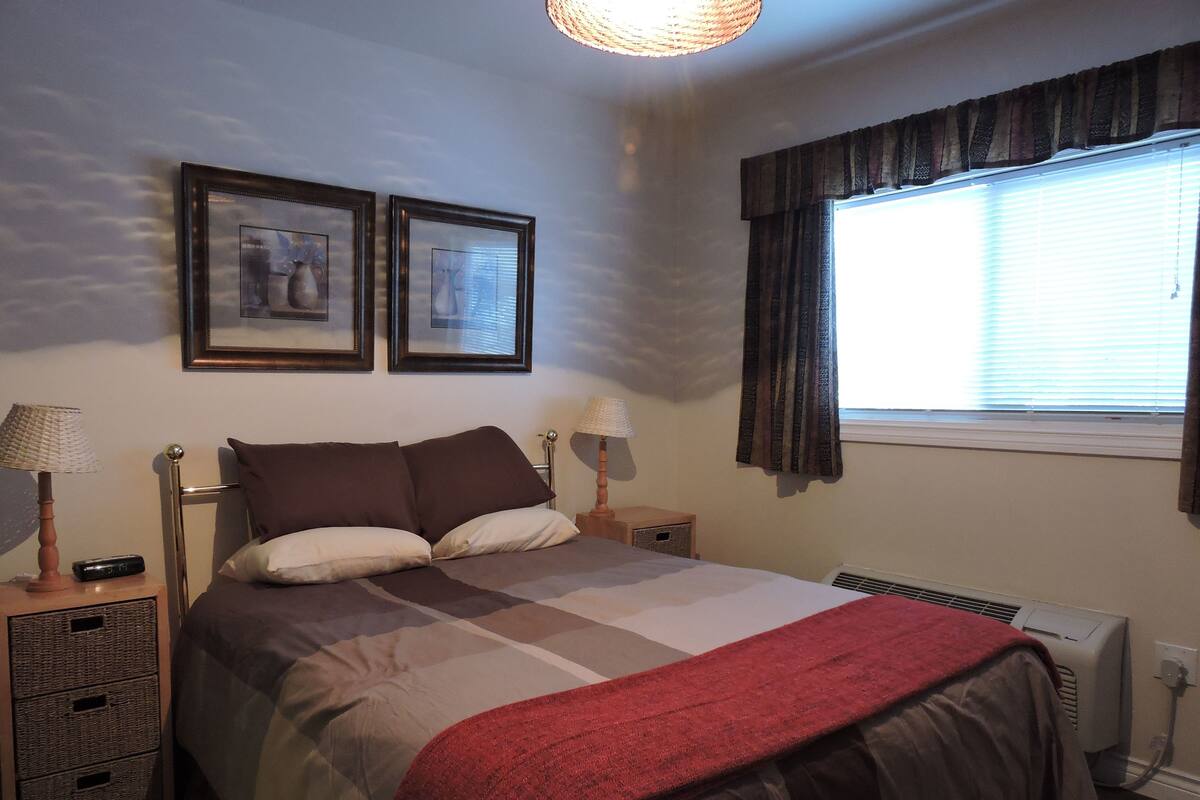 Premium bedding, desk, cots/infant beds, free WiFi