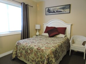 Premium bedding, desk, cots/infant beds, free WiFi