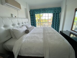 Quarto luxo, 1 cama King | Ferros/tábuas de passar roupa, Wi-Fi de cortesia, roupa de cama