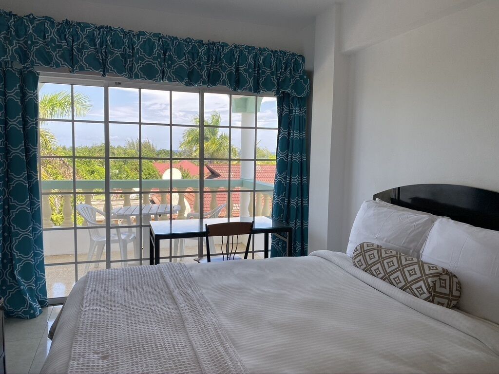 Habitación Deluxe, 1 cama de matrimonio, bañera | Tabla de planchar con plancha, wifi gratis, ropa de cama