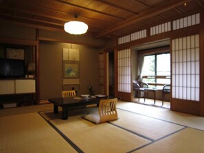 In-room safe, free WiFi - Tsutaya Ryokan (Toyooka)