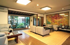 Interior entrance - Tsutaya Ryokan (Toyooka)