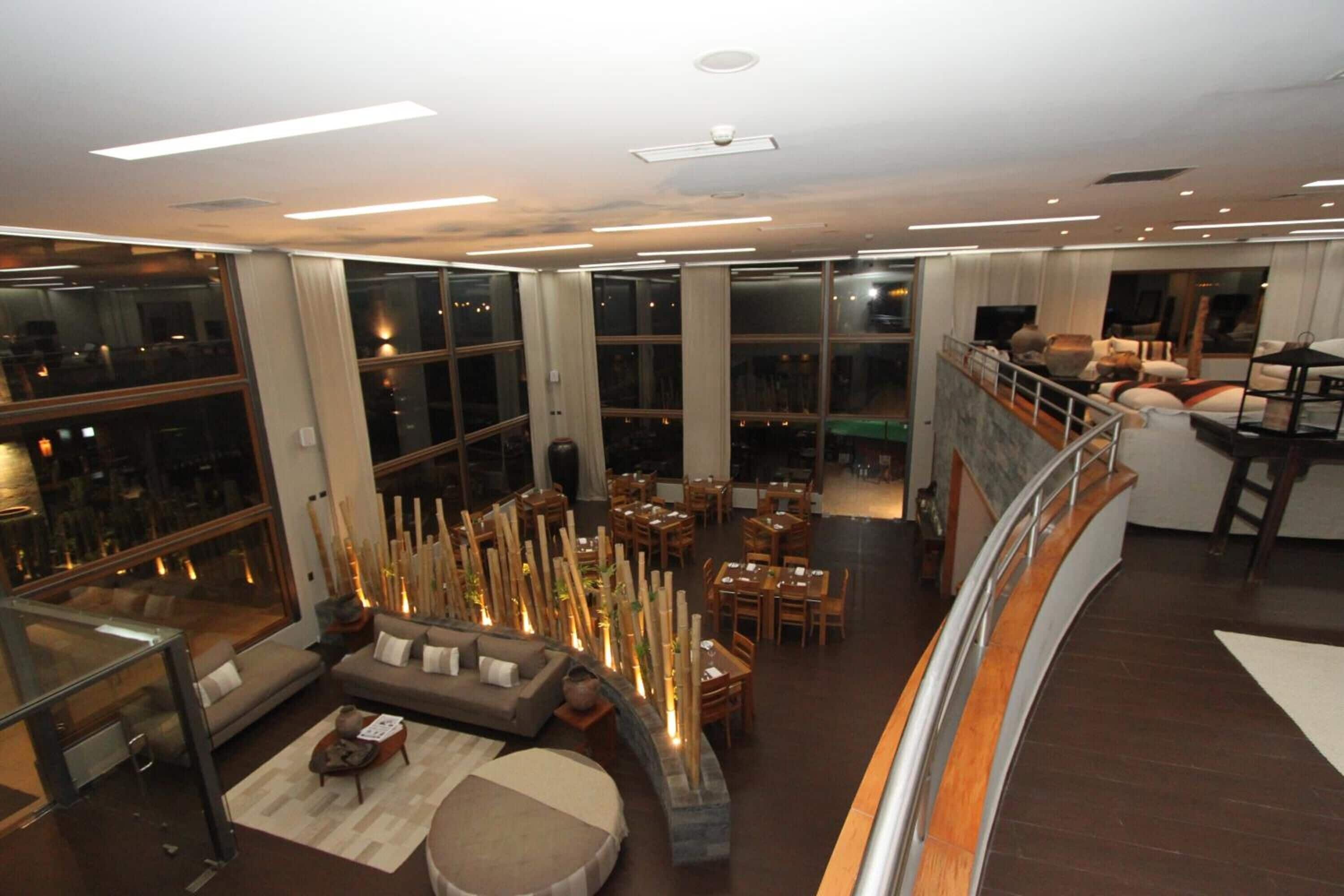 Lunch and dinner served, international cuisine