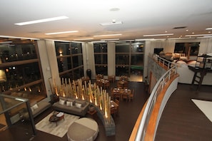 Lunch and dinner served, international cuisine