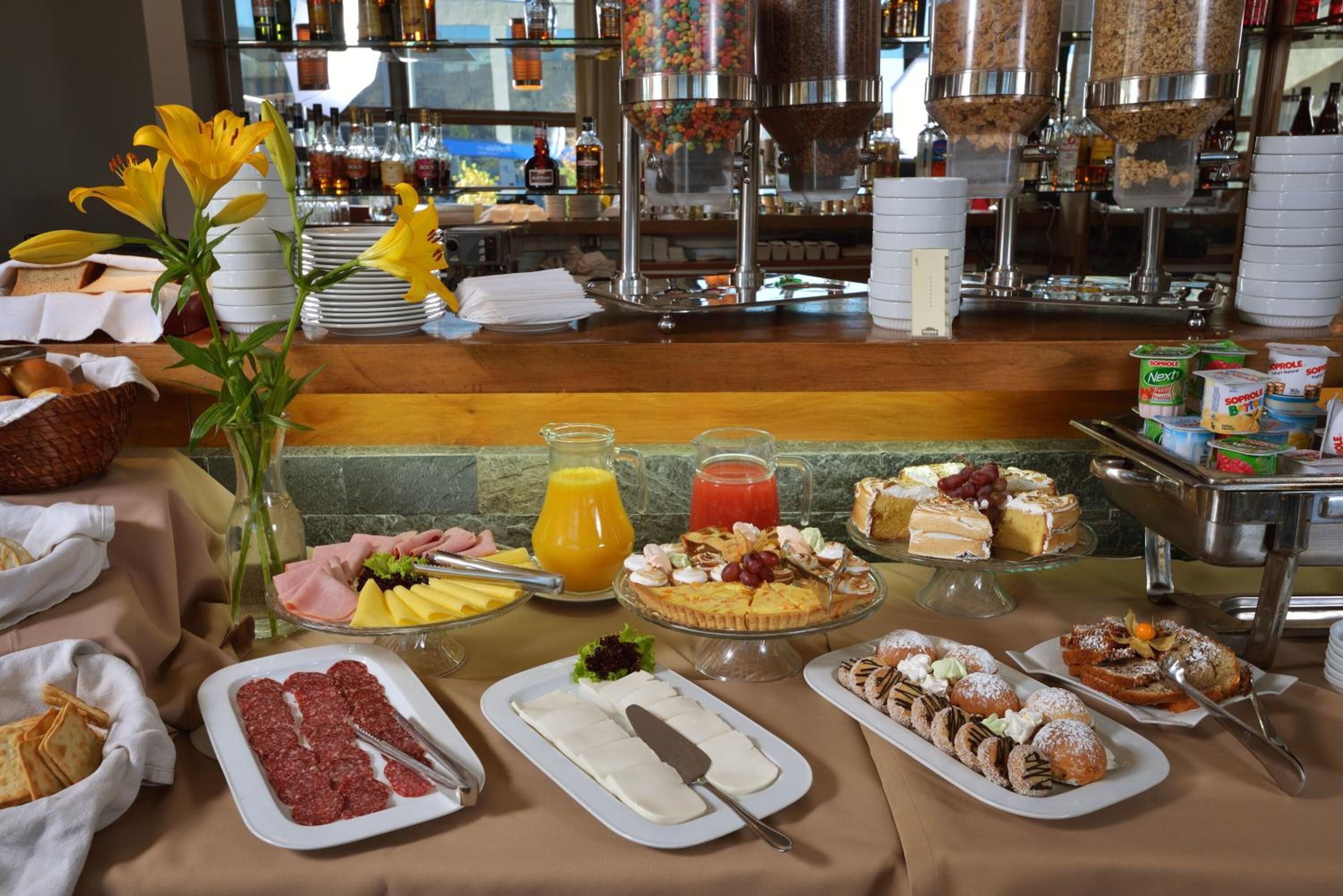 lunch and dinner served, international cuisine