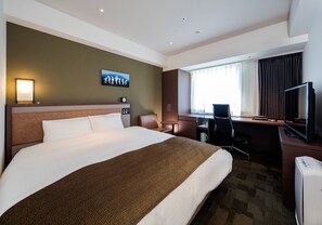 Skrivebord, lydisolert, strykejern/-brett og wi-fi (inkludert)